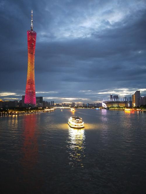 夜幕下的广州珠江风光宁静之中显露出大都市的繁华
