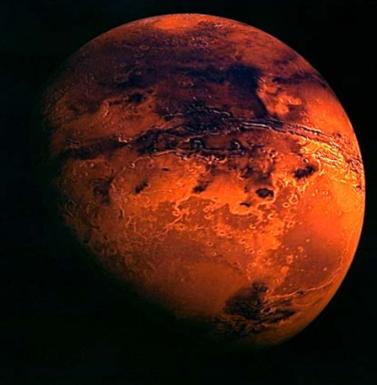 火星,通常被称为"红色星球",是距离太阳的第四颗行星,以其尘土飞扬
