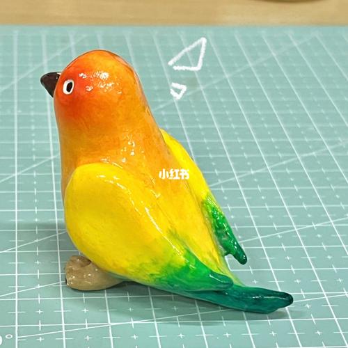 石塑粘土做了一只颜色艳丽的小鹦鹉