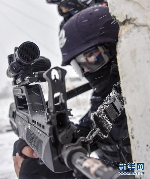 新疆特警95步枪装备拐弯瞄准镜