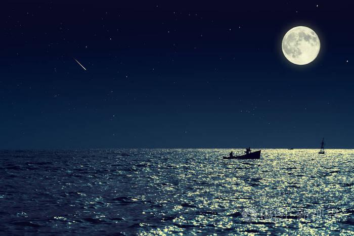 风景优美的小渔船在平静的海面在晚上和月球水观