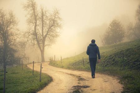 一个人背影一个人独自走在早晨的乡村路上的背影照片