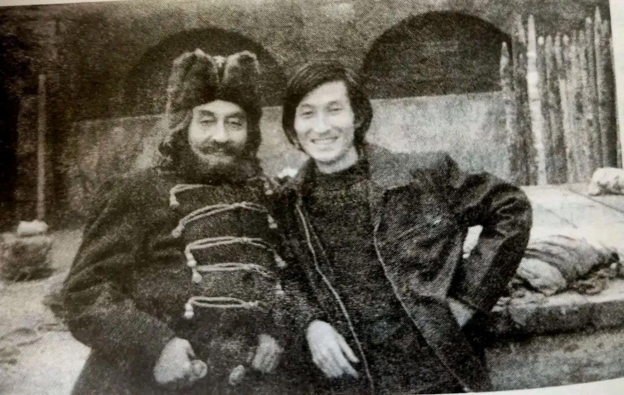 1978年夏天的一个晚上,邱岳峰让他的儿子邱必昌在吃完饭之后洗了脸,换