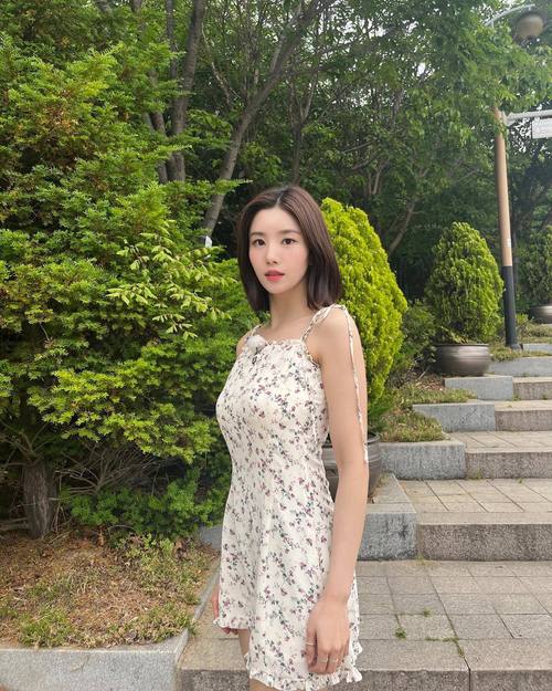 27岁韩国女星,权恩妃晒美照,迷你短裙,秀出性感大长腿