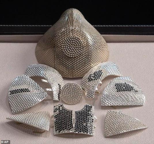 世界上最贵钻石18k金口罩由华人买走3600颗钻石价值一栋房子