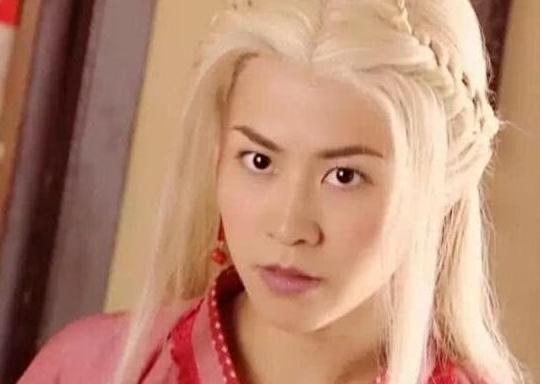 这是萱萱在《倩女幽魂》中的白发造型,她饰演的"燕红叶"红衣加白发