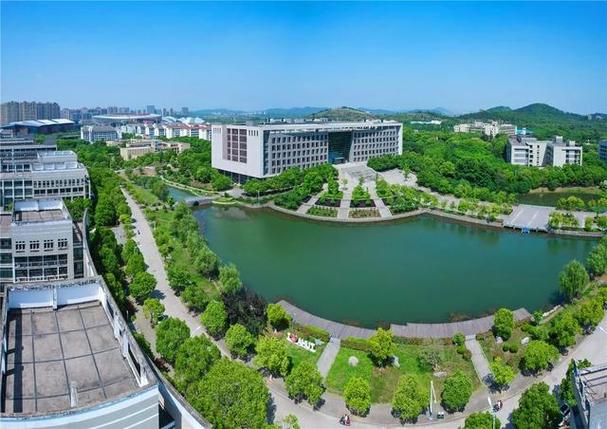 安徽工业大学坐落于长三角与南京毗邻的全国文明城市——安徽省马鞍山