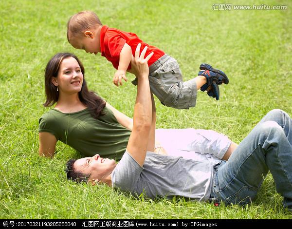 [正版商业] 坐在草坪上抱起孩子的父亲