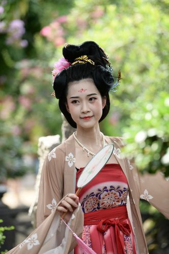 汉服之美醉千年-……摄于(余荫山房) 写美篇汉服: 是中国女人最美的