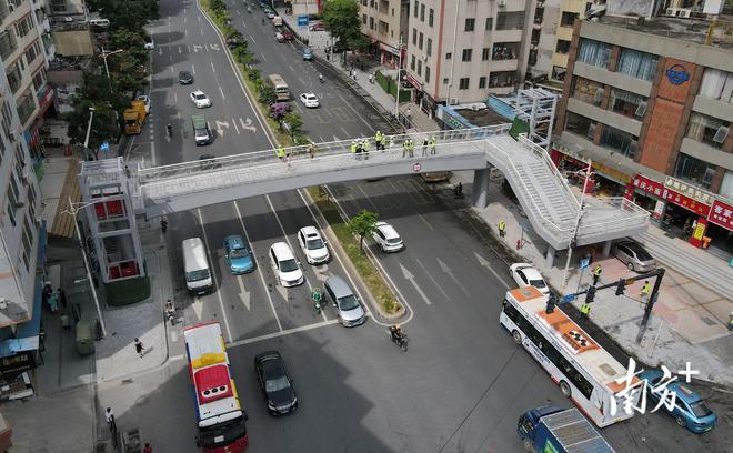 广州大道北第13座人行天桥6月1日开通将取消过街红绿灯
