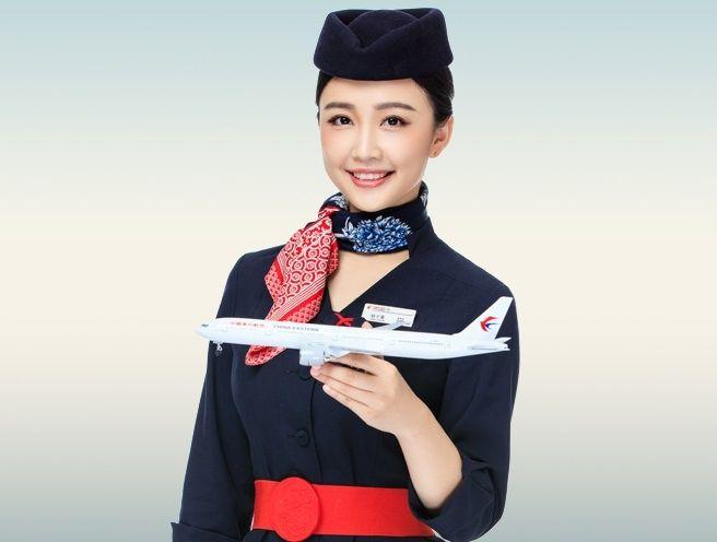 图:东方航空乘务员,来源于东航官网空乘人员化妆tips一,基本原则1.