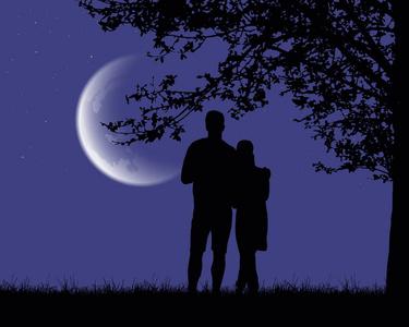 两个情人拥抱并看着浪漫的紫色夜空下明亮的月亮,星星矢量照片