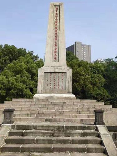 这座抗日战争常德会战74军阵亡将士纪念碑,到此敬礼,以表示对逝去英雄