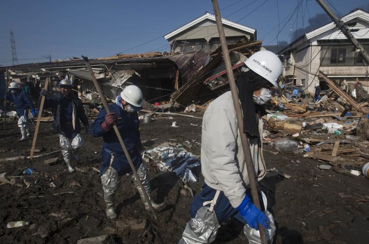 日本救灾人员搜索清理地震现场_高清图集_新浪网