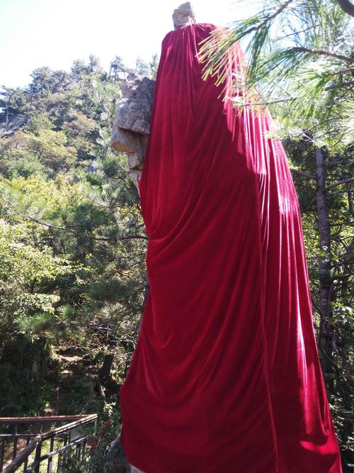 巨石披红袍,称为大将军.