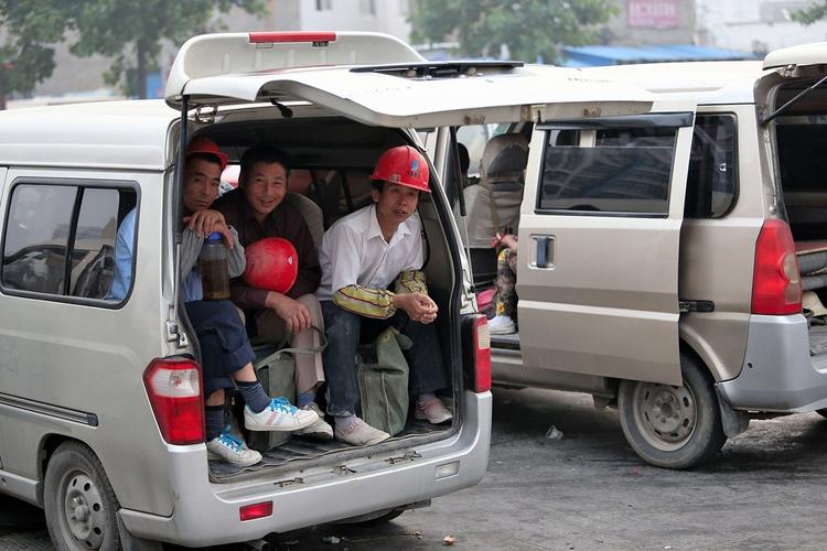 6月9日,几名找到雇主的农民工在面包车上休息.(来源:网易原创)