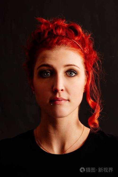 红头发的女人肖像