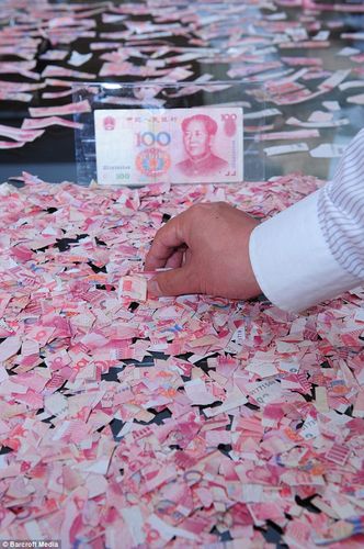 女子将5万元钞票撕成碎片,银行工作人员6小时拼出一张
