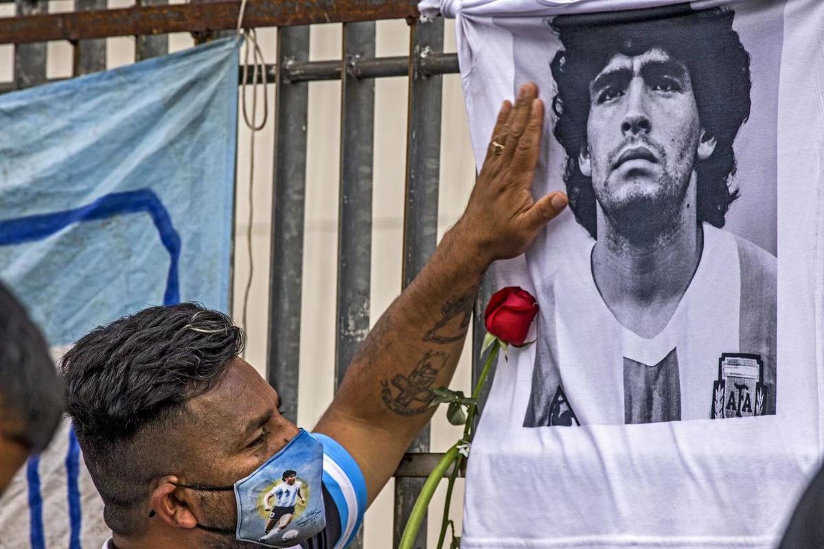 为马拉多纳降半旗举行国葬67阿根廷如此悼念民族英雄
