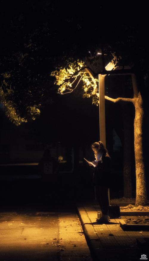 一个在冬夜路灯下练着发音的播音女孩. a6500 18-105 f4 g