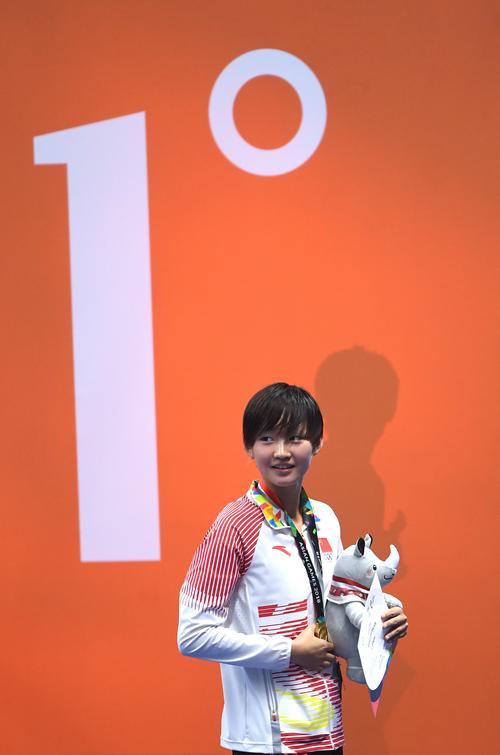高清图:女子200米自决赛 李冰洁摘金笑容灿烂