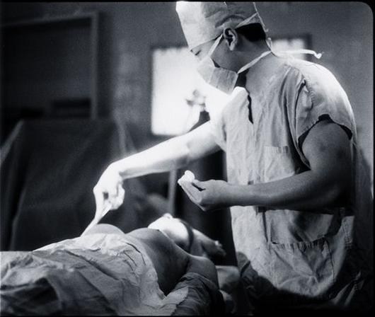 纪录片《金星小姐》的剧照,金星躺在手术台上.