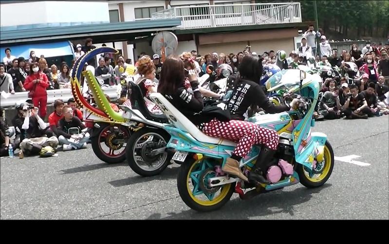 日本暴走族妹子用摩托车演绎三重奏和二重奏