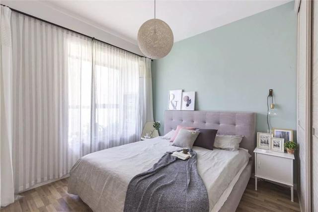 主卧的床头刷绿色漆,搭配简洁的家具,小清新十足.