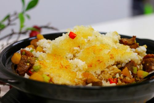 在家做煲仔饭粘锅米又难熟教你用剩饭做出锅巴煲仔饭