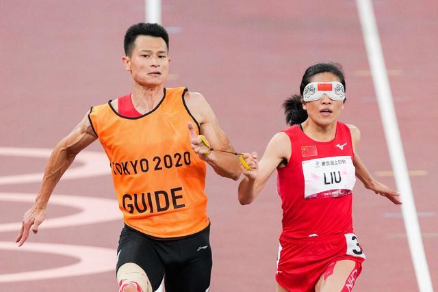 8月30日,刘翠青(右)和领跑员徐冬林在比赛中.新华社记者 朱炜 摄