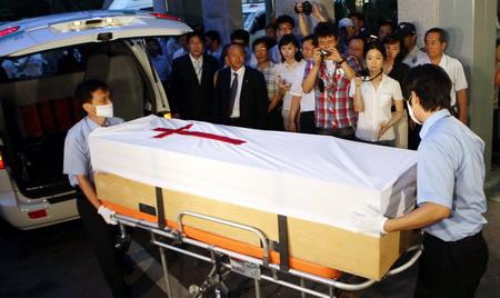 7月30日,在韩国首都首尔附近的泉水医院,裴衡圭的遗体被从灵车上韵侣