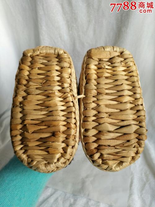 手工编织儿童草鞋