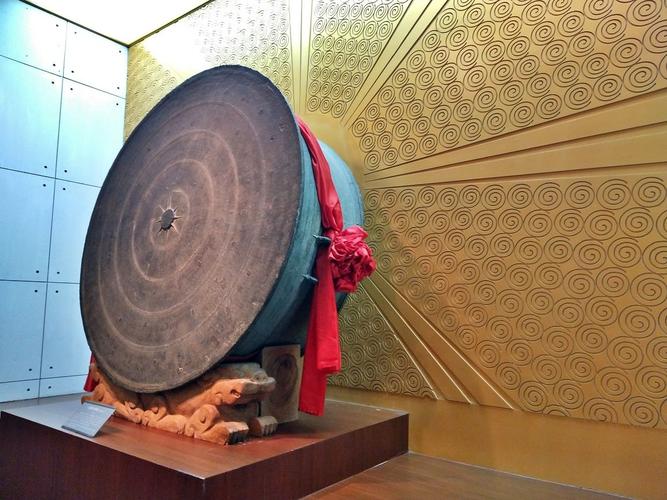 写美篇这是摆放在广西民族博物馆一楼大厅扶梯口前的仿制铜鼓