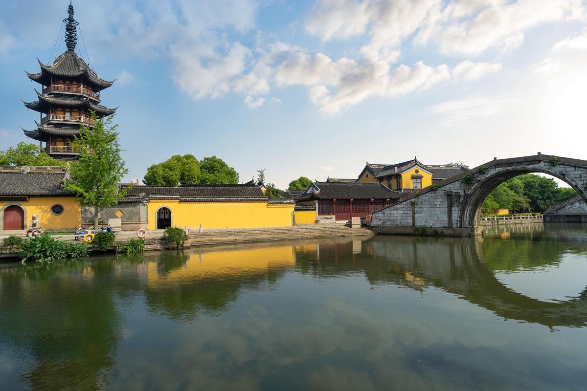 惠山古镇的特色景点和美食介绍 惠山古镇位于江苏省无锡市梁溪区,是一