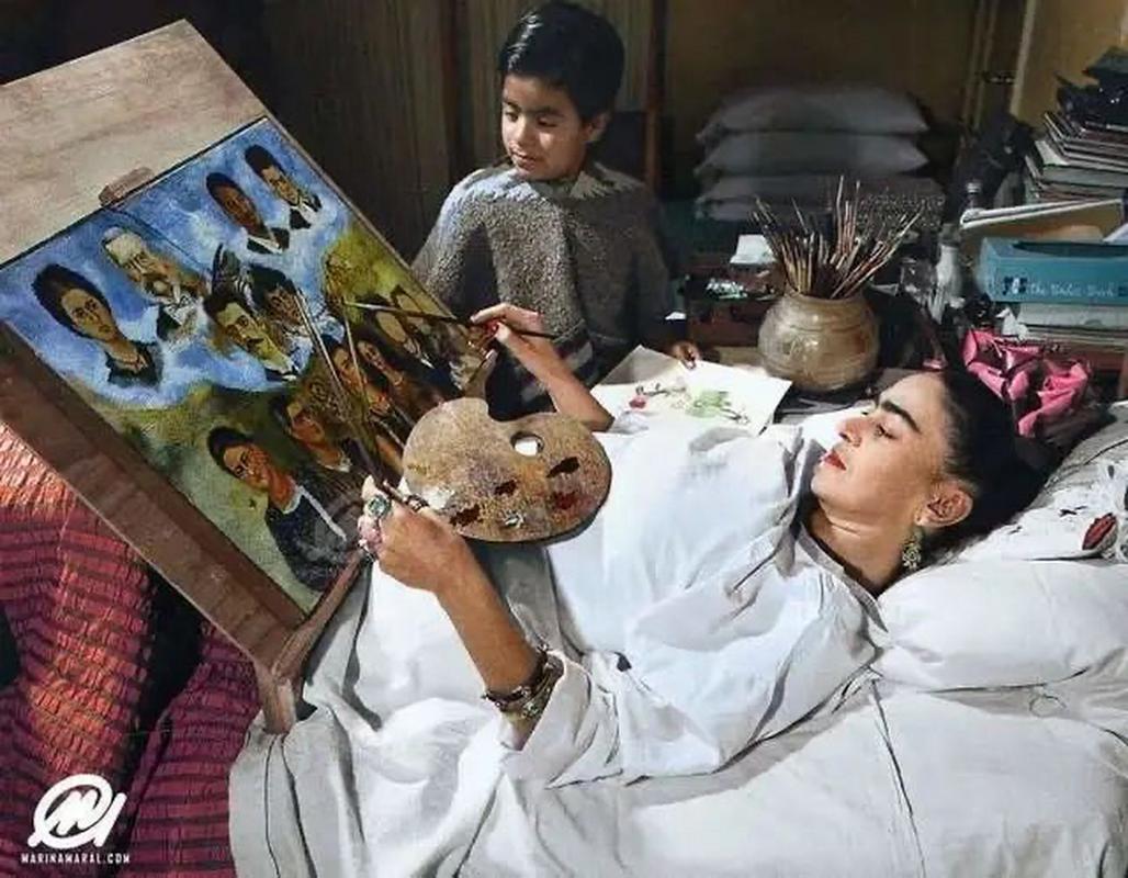 女画家,6岁时就得小儿麻痹,这是她1950年代瘫痪期间在床上绘画的照片