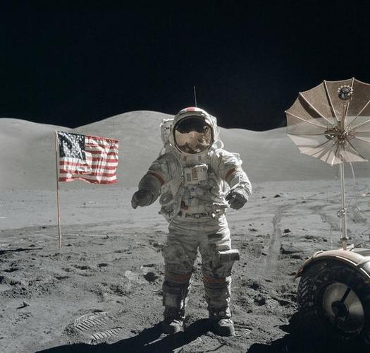 (阿波罗17号的登陆点)【世纪大骗局的质疑】然而,一直以来,许多人对阿