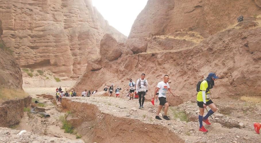 在甘肃省白银市景泰县黄河石林景区举行的山地马拉松百公里越野赛遭遇