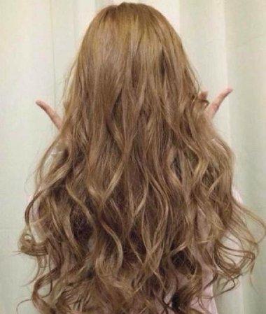 制作斜 刘海的长发烫发发型,发根的头发保持柔软的梳发线条,长发烫发