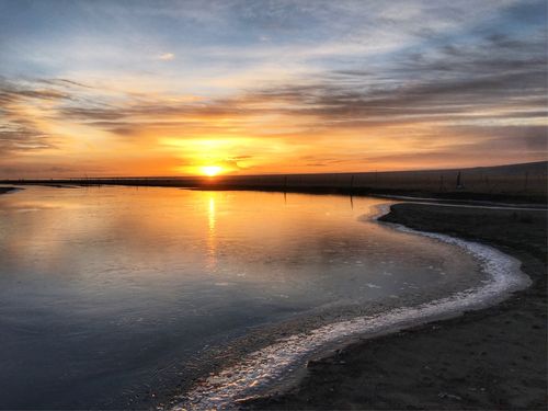 秋天是看日出的最佳季节,而位于湖西岸的黑马河正是观看青海湖日出