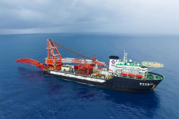 这是亚洲首艘3000米级深水铺管起重船"海洋石油201"(6月22日摄).