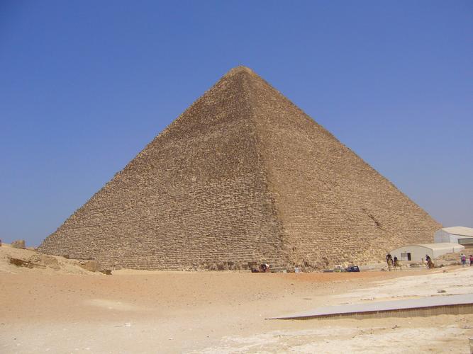 它的规模是埃及迄今发现的金字塔共约八十座中最大的是古代世界七大