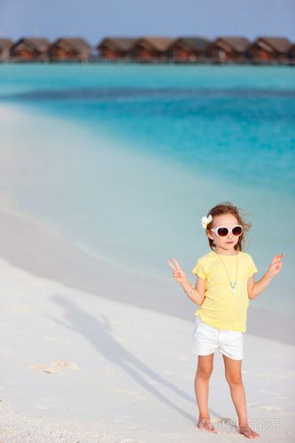 在海滩上的可爱小女孩