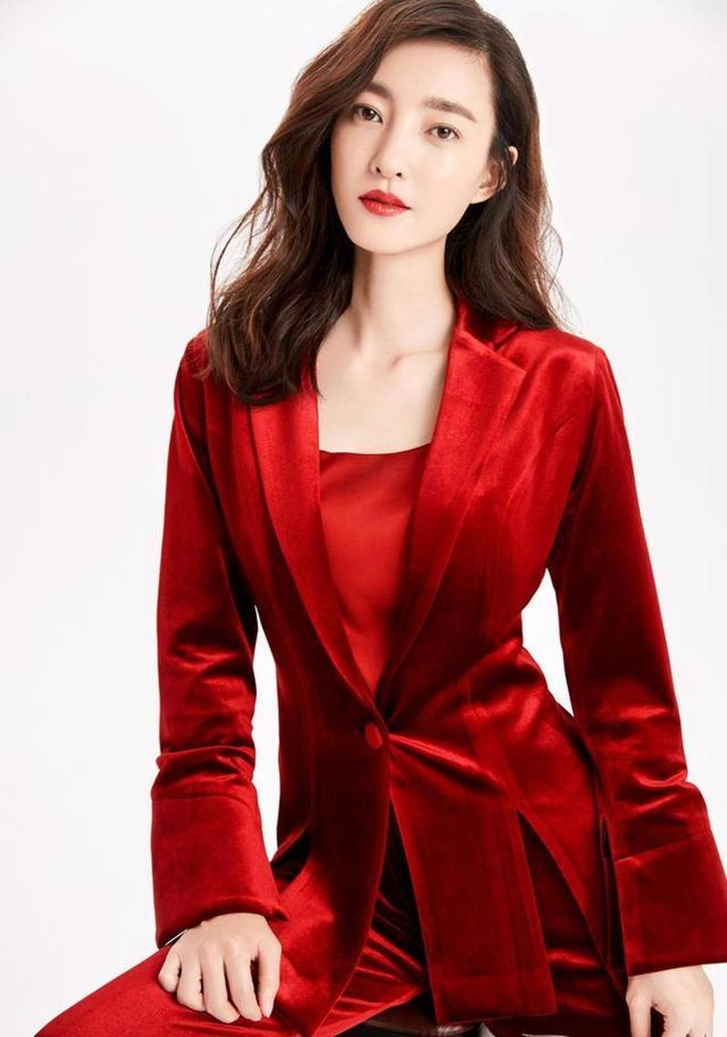 王丽坤红色穿搭偏向自己的成熟性感风格,丝绒西装套装非常有气场,不仅
