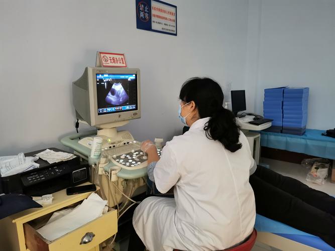 功能科工作人员正在细致地为体检者做妇科超声检查.