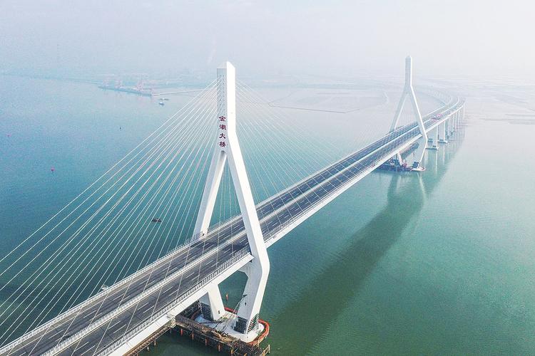 位于汕头市潮阳区的潮汕环线金潮大桥(12月28日摄,无人机照片).