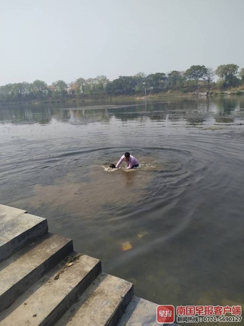桂林女子不慎掉入漓江,不会游泳的他毅然入水相救