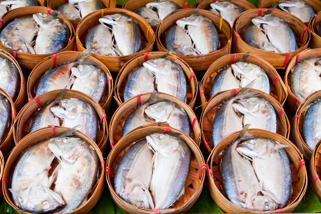 竹篮中的蒸鲭鱼,清蒸马鲛鱼鱼在竹筐里作为背景