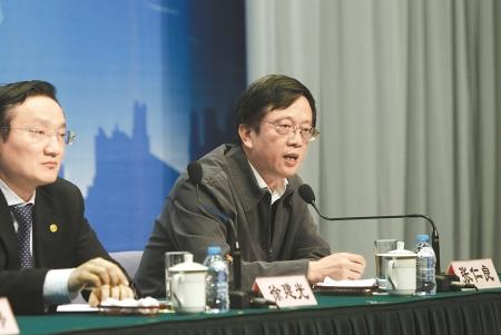 上海市静安区区长张仁良(右)在新闻发布会上