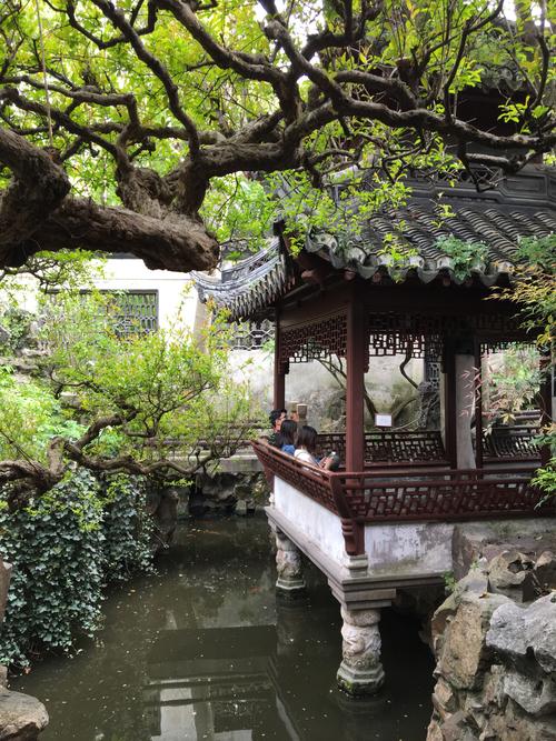 豫园,是上海著名的古典园林,也是一座有400多年历史的江南古典园林.