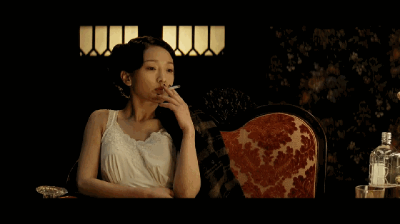 杨幂[娱乐影响力人物榜78第56名]在新电影中也有抽烟的镜头,看感觉
